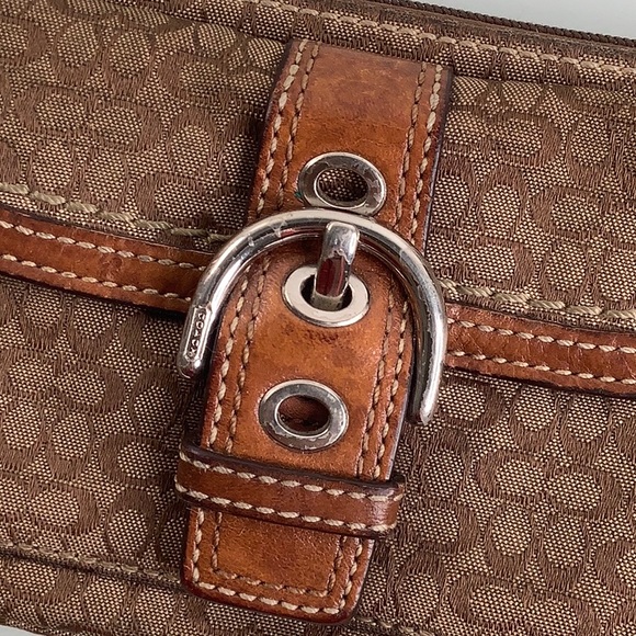 Coach Signature patter leather trim wristlet size 7.5 X 4 - Picture 2 of 13